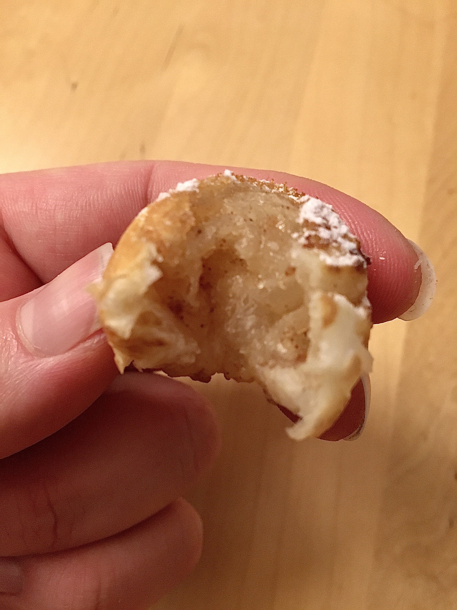 Apfeltaschen Cake Pops aus Blätterteig angebissen