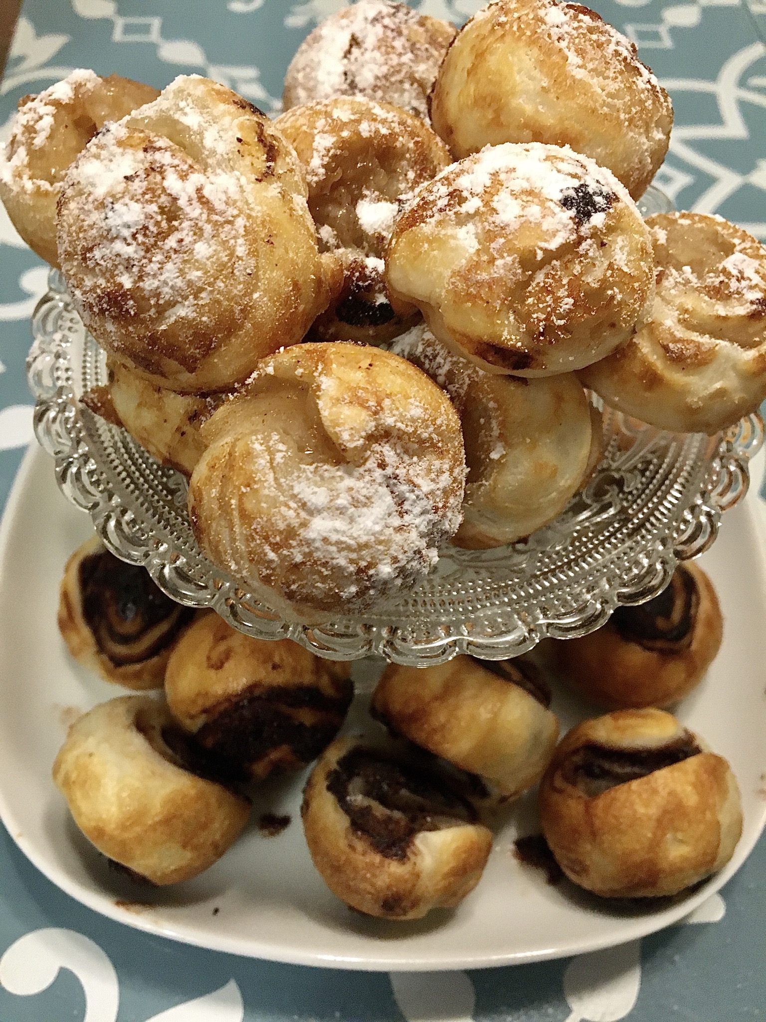 Apfeltaschen- und Schokoladen-Pops mit Puderzucker