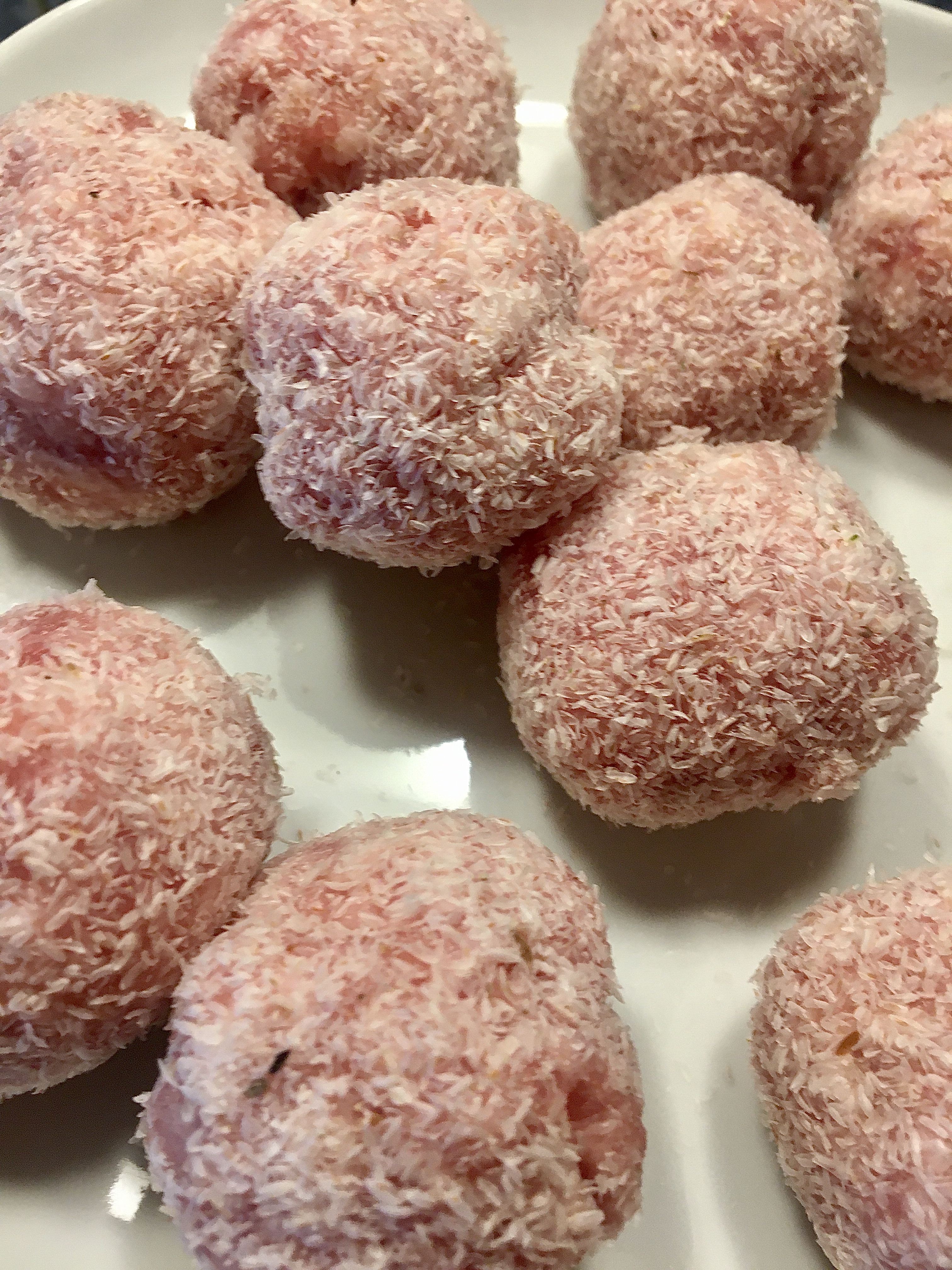 Rohe Bratwurst Cake Pops vor dem Braten im Cake Pop Maker