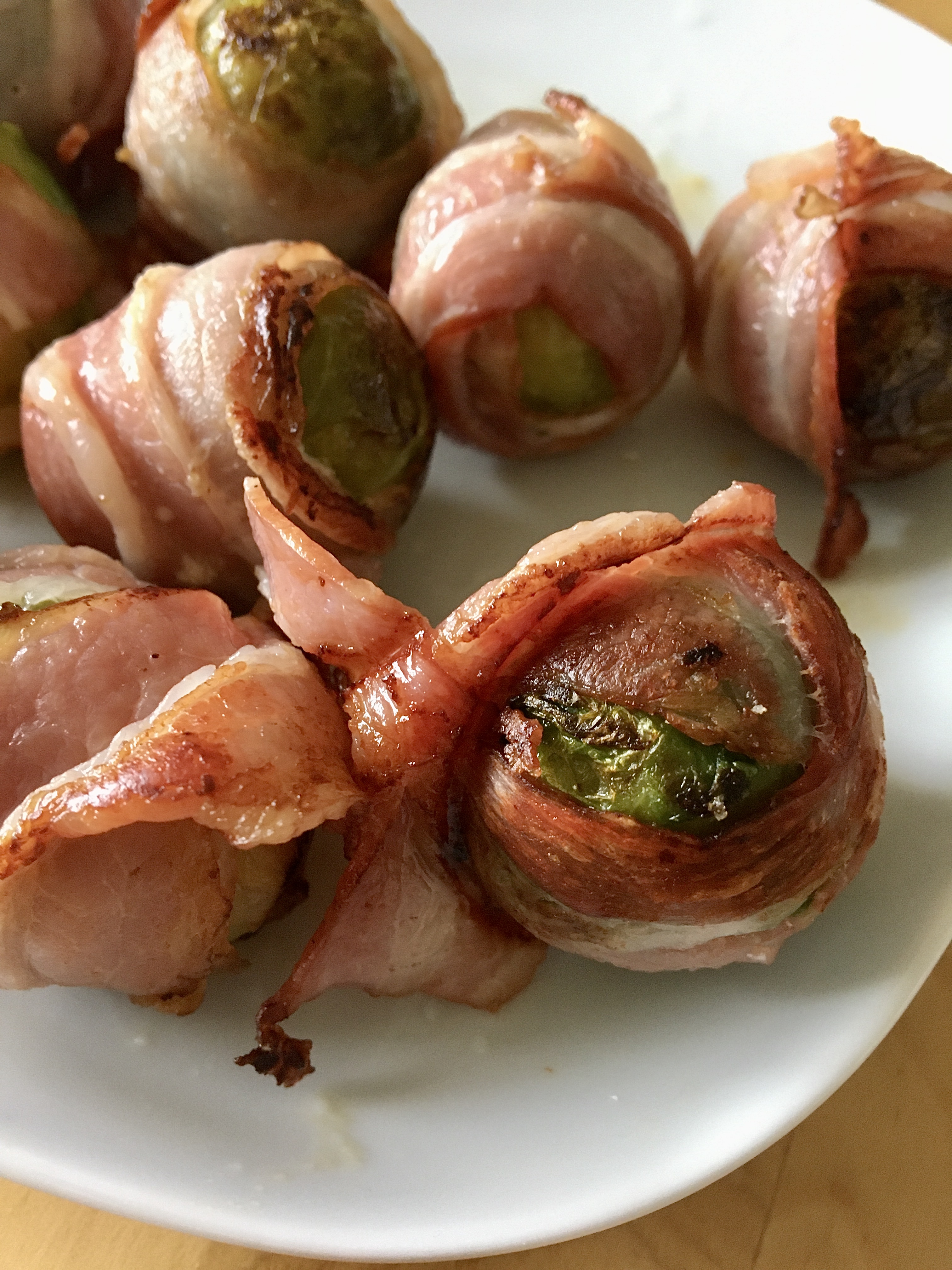 Rosenkohl im Speckmantel sind ein leckerer Low Carb Snack