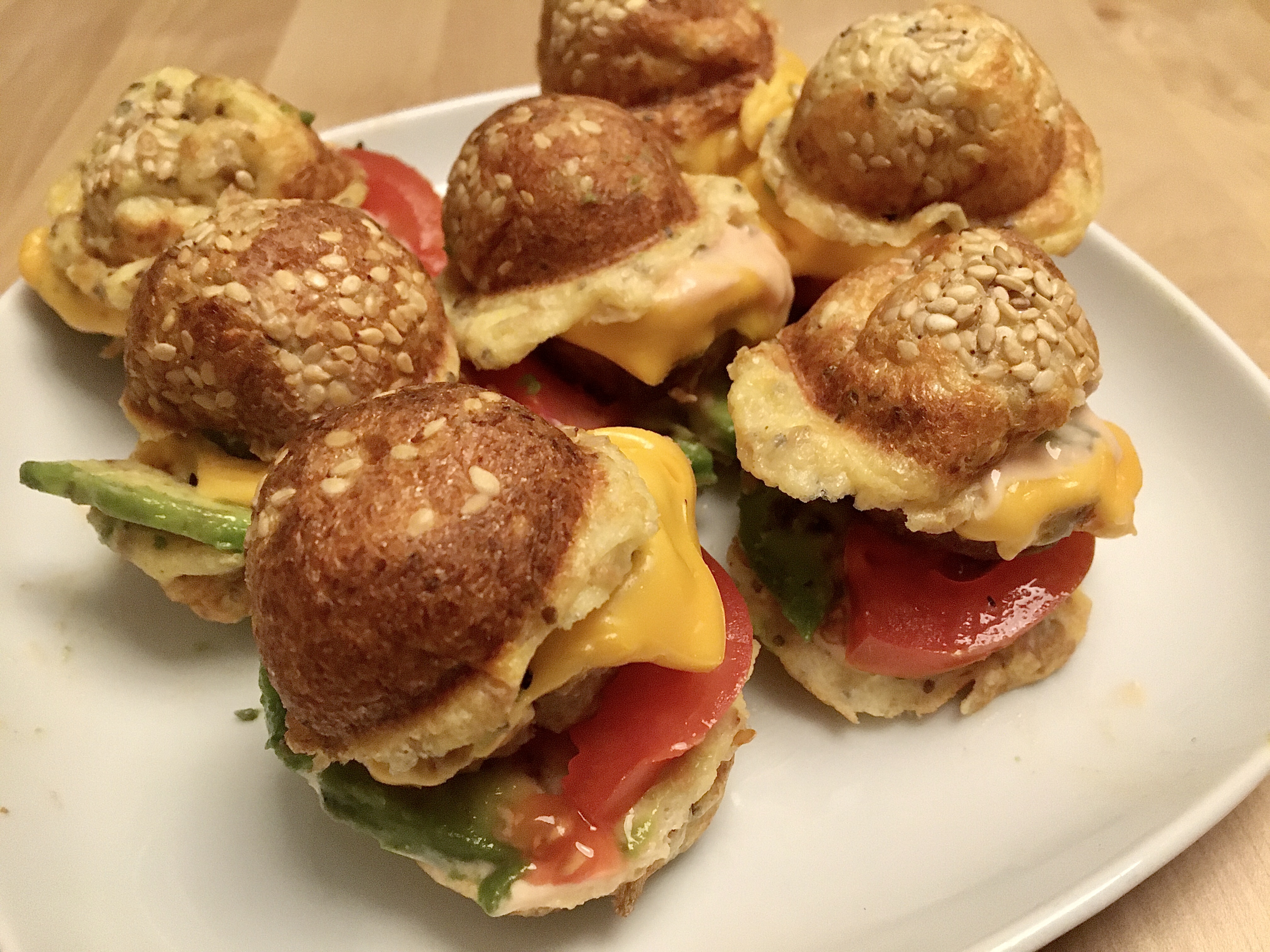 Fertige Low Carb Burger aus dem Cake Pop Maker als Fingerfood Idee