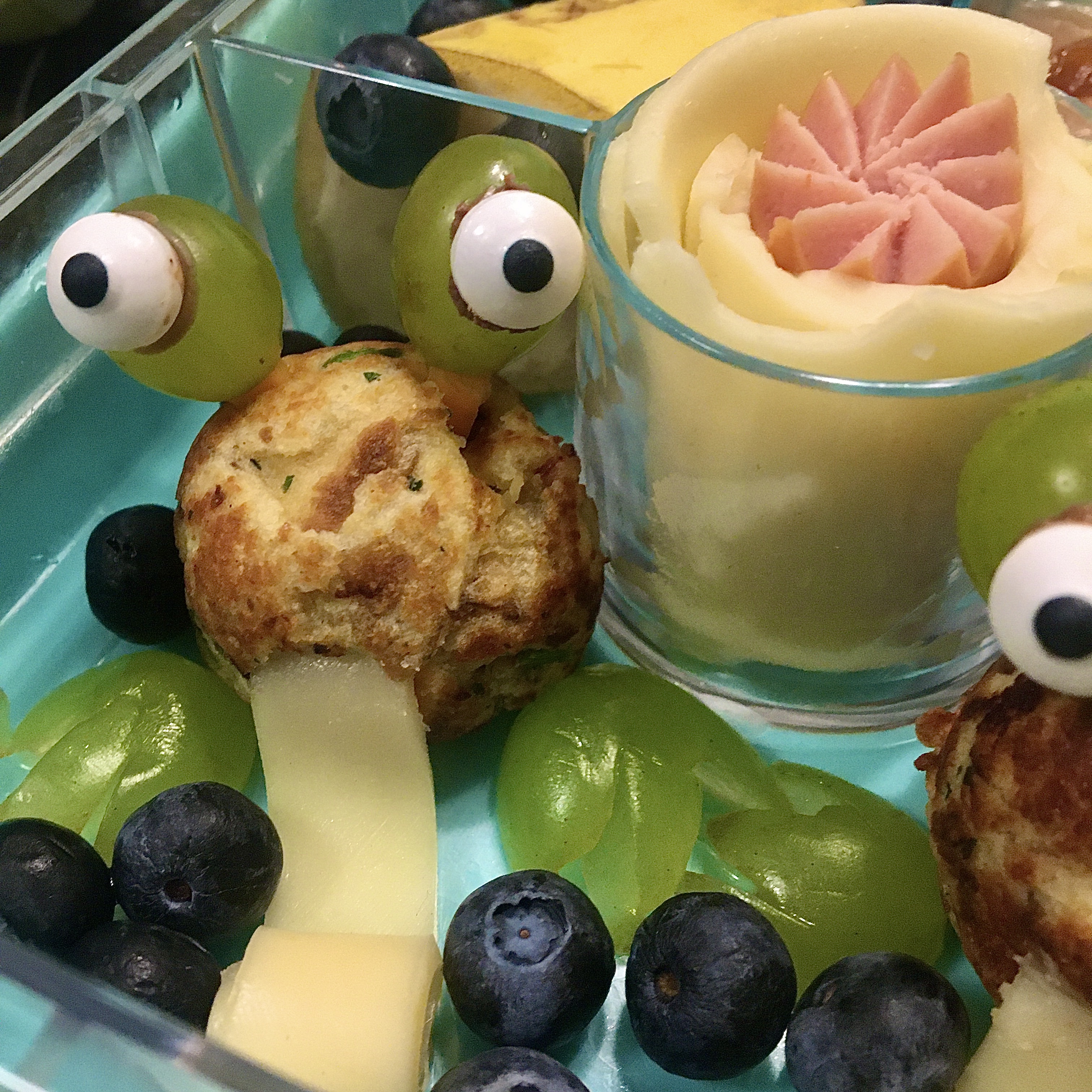 Brezelknödel in Form von Fröschen mit Trauben und Käse