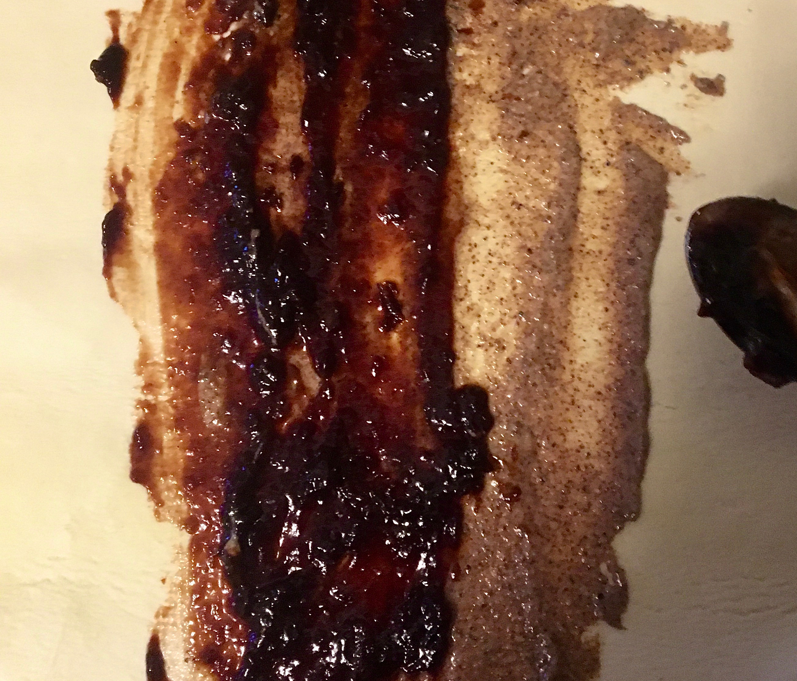 Pflaumen- und Mandelmus auf Blätterteig gestrichen