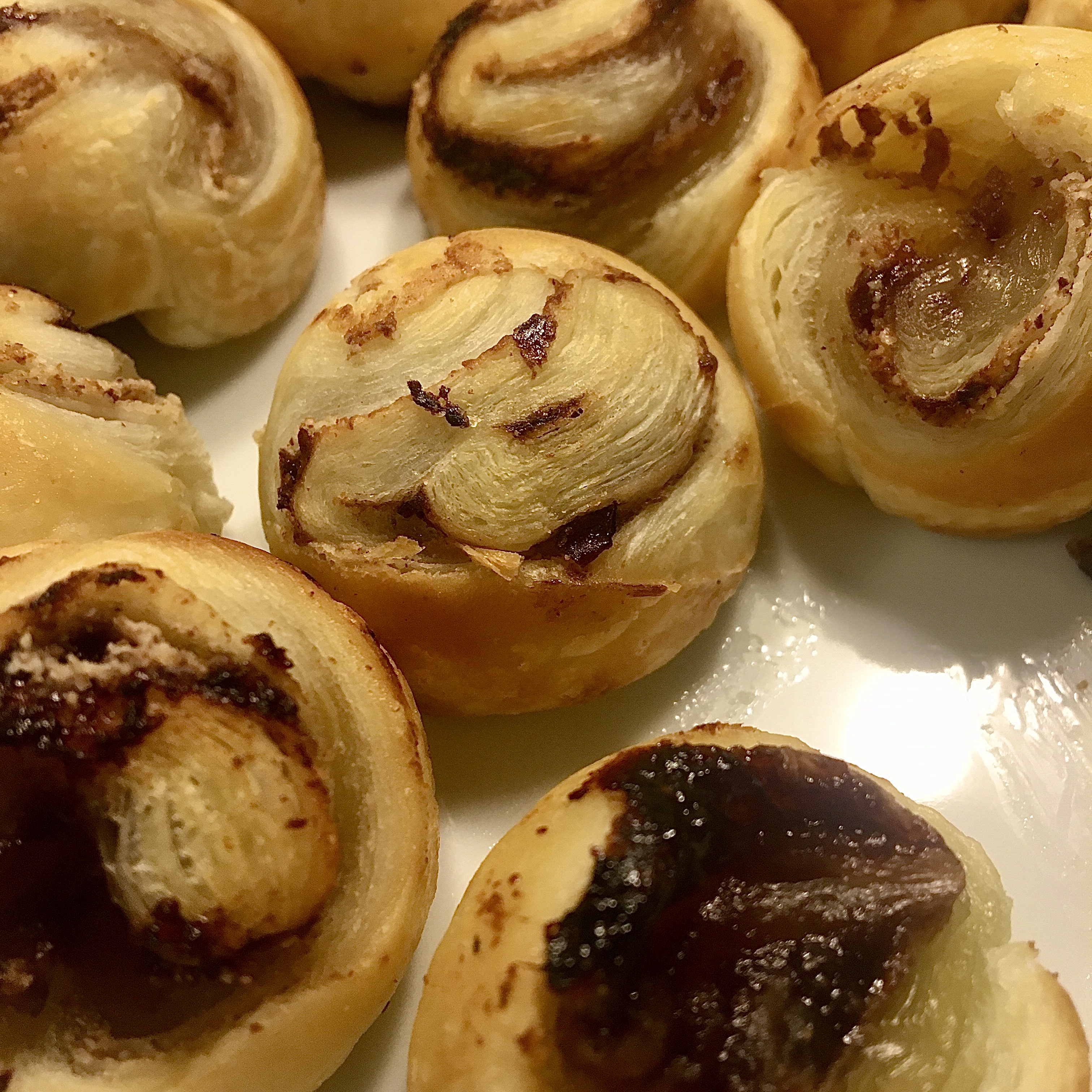 Cake Pops mit Pflaumenmus und Mandelmus aus Blätterteig
