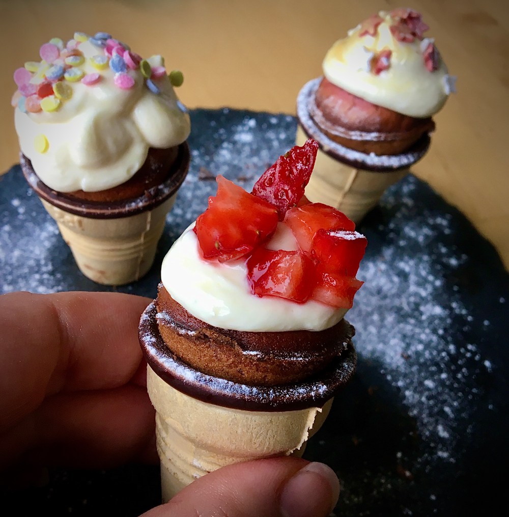 Red Velvet Cakepops im Waffelbecher